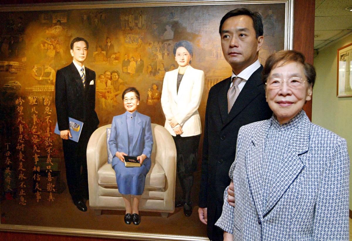 母子相隔10年團聚！吳舜文、嚴凱泰「先後長眠金寶山」 養母早買好雙穴願與夫合葬：全家都在一起了