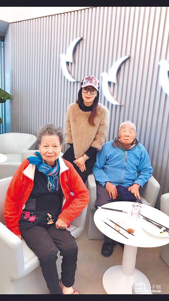 滿足爸爸願望！蔡秋鳳「帶92歲老父出國」一年至少3次　「我的世界只有家人」52歲終生不婚