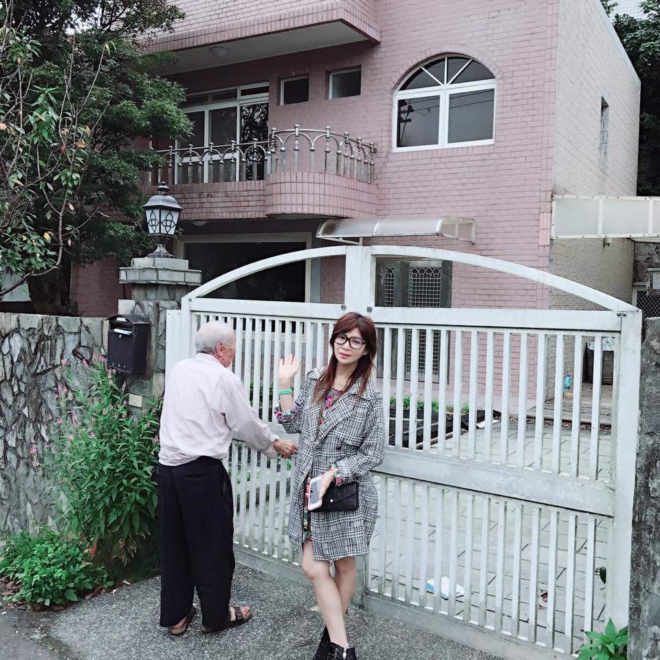 滿足爸爸願望！蔡秋鳳「帶92歲老父出國」一年至少3次　「我的世界只有家人」52歲終生不婚