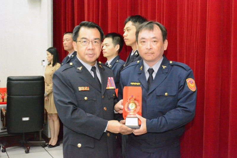 助人26年奇蹟發生！台中「警界大善人」中風失明  「受助人點燈祈福」康復返崗位醫生也驚訝