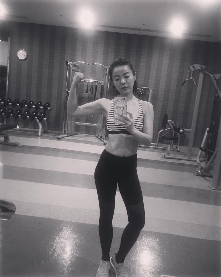 從L→XS號！鐵肺歌后丁噹「出道前是桌球選手」超壯　狂甩25kg「大秀泳裝照辣翻」：千萬別節食