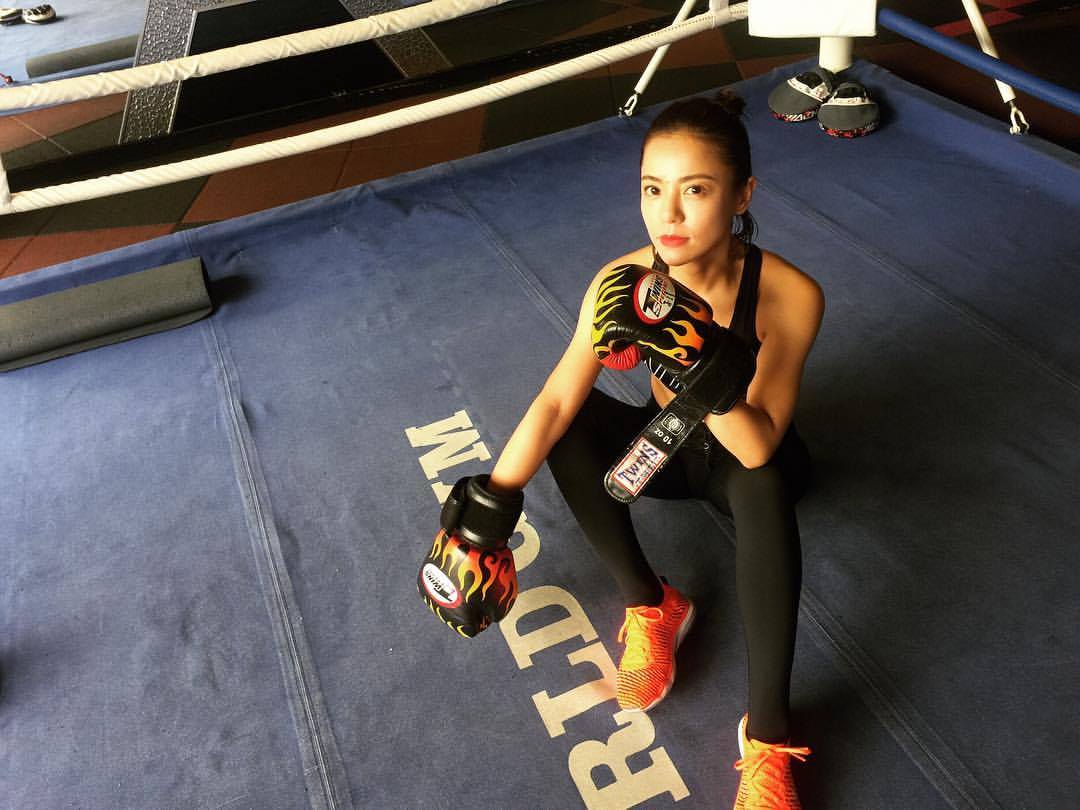 從L→XS號！鐵肺歌后丁噹「出道前是桌球選手」超壯　狂甩25kg「大秀泳裝照辣翻」：千萬別節食