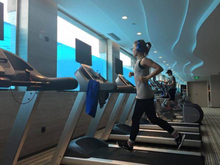 從L→XS號！鐵肺歌后丁噹「出道前是桌球選手」超壯　狂甩25kg「大秀泳裝照辣翻」：千萬別節食