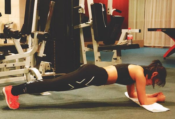 從L→XS號！鐵肺歌后丁噹「出道前是桌球選手」超壯　狂甩25kg「大秀泳裝照辣翻」：千萬別節食