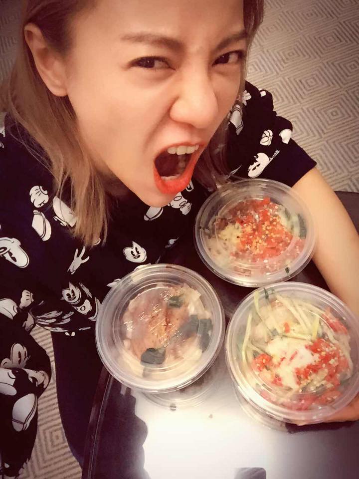 從L→XS號！鐵肺歌后丁噹「出道前是桌球選手」超壯　狂甩25kg「大秀泳裝照辣翻」：千萬別節食