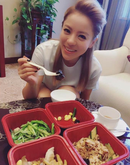 從L→XS號！鐵肺歌后丁噹「出道前是桌球選手」超壯　狂甩25kg「大秀泳裝照辣翻」：千萬別節食