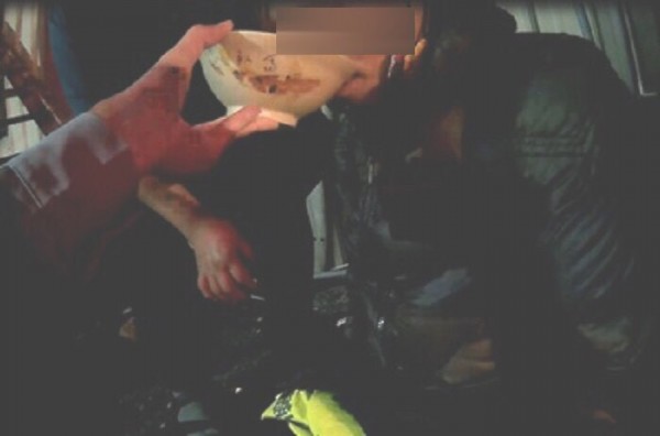 揪甘心！騎士「感冒失溫」無力倒下  暖警「霸氣脫衣守護」網友讚爆：寒冬中的溫暖