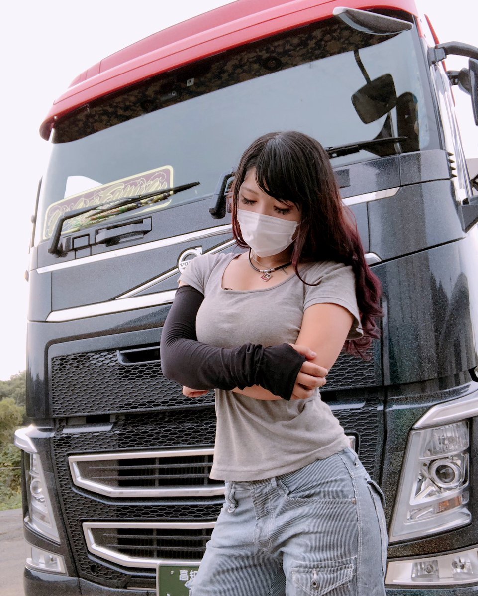 超正「天使級卡車女司機」上路爆紅！開10輪貨卡帥翻　一轉正面「水蛇腰＋天使臉孔」全網戀愛