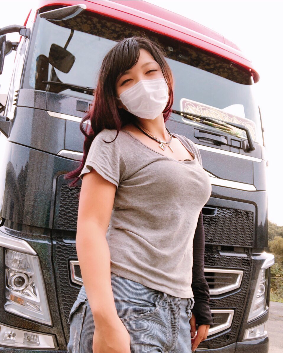 超正「天使級卡車女司機」上路爆紅！開10輪貨卡帥翻　一轉正面「水蛇腰＋天使臉孔」全網戀愛