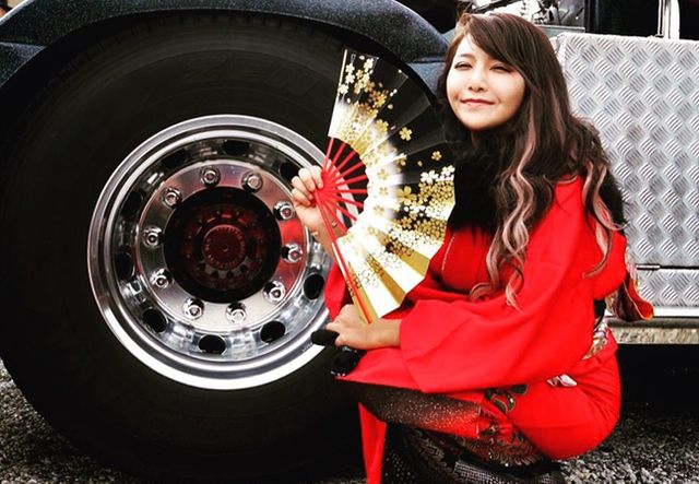 超正「天使級卡車女司機」上路爆紅！開10輪貨卡帥翻　一轉正面「水蛇腰＋天使臉孔」全網戀愛
