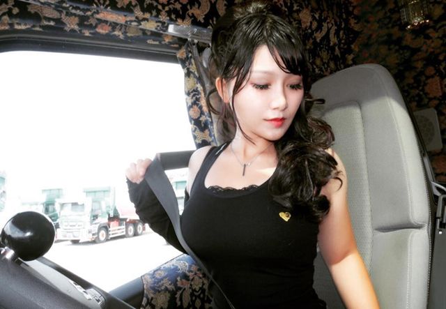 超正「天使級卡車女司機」上路爆紅！開10輪貨卡帥翻　一轉正面「水蛇腰＋天使臉孔」全網戀愛