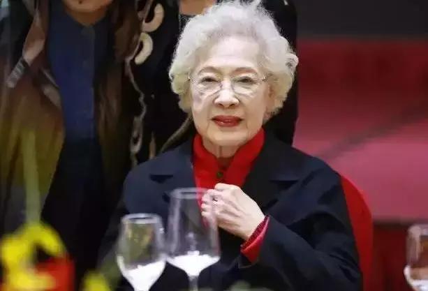 女星「中年失夫老年失子」！成功「戰勝病魔」成最長壽的生命鬥士：93歲活出美麗人生