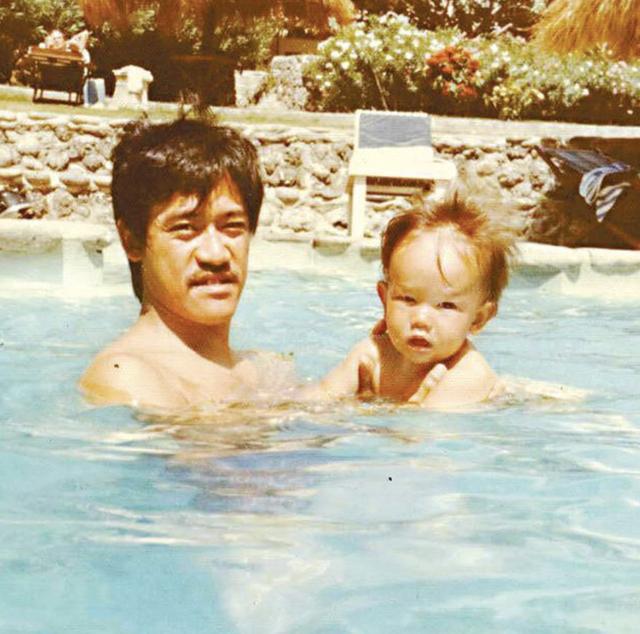 身家35億！80歲吳耀漢「曾拍一部戲買一棟別墅」　兒子與女友成婚「卻被女方家嫌窮」網全傻眼