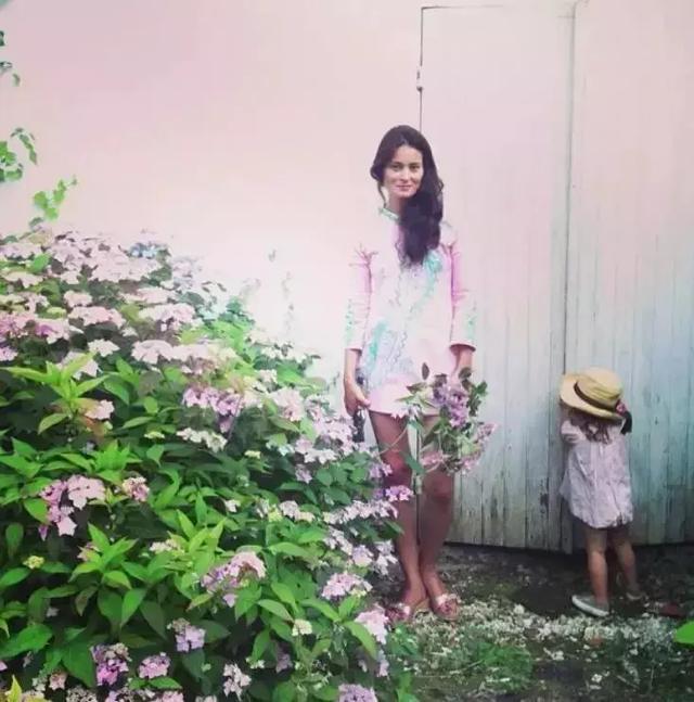 40多歲帶8小孩20隻狗「隱居鄉間」！和丈夫自給自足「活成神仙家庭」：城市並不適合每個人