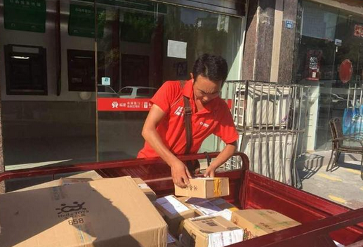 男子為了救了小孩，卻丟了快遞員工作，小孩父親一來，男子傻了 