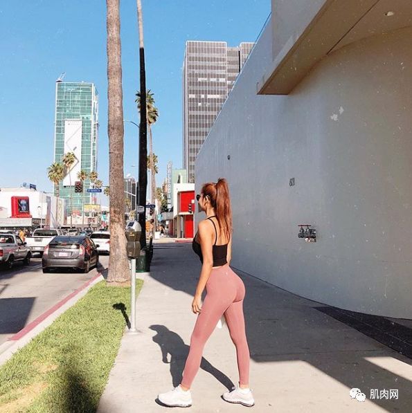 26歲肌肉小野獸,竟被42歲阿姨泡走了,看到她的真面目才發現應該的!