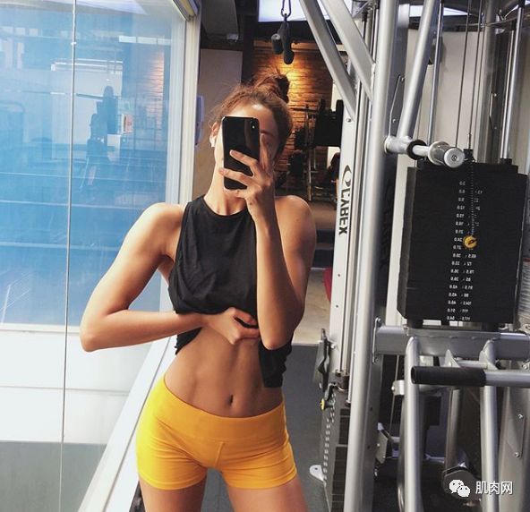 26歲肌肉小野獸,竟被42歲阿姨泡走了,看到她的真面目才發現應該的!