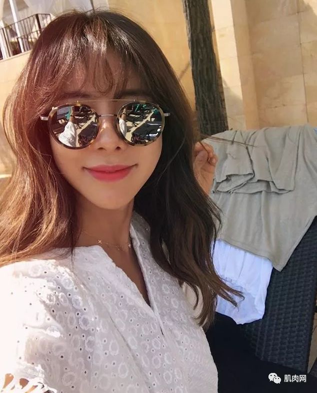 26歲肌肉小野獸,竟被42歲阿姨泡走了,看到她的真面目才發現應該的!