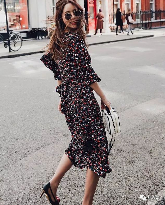 26歲肌肉小野獸,竟被42歲阿姨泡走了,看到她的真面目才發現應該的!