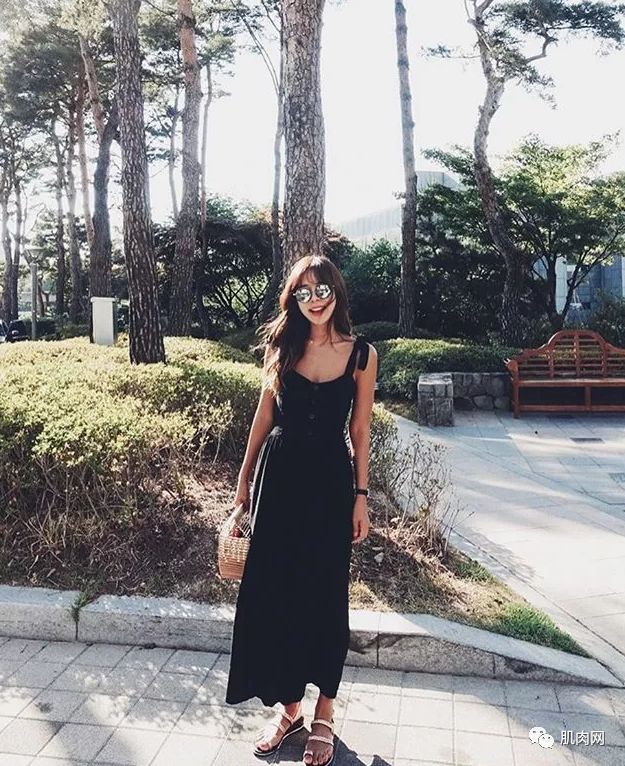 26歲肌肉小野獸,竟被42歲阿姨泡走了,看到她的真面目才發現應該的!