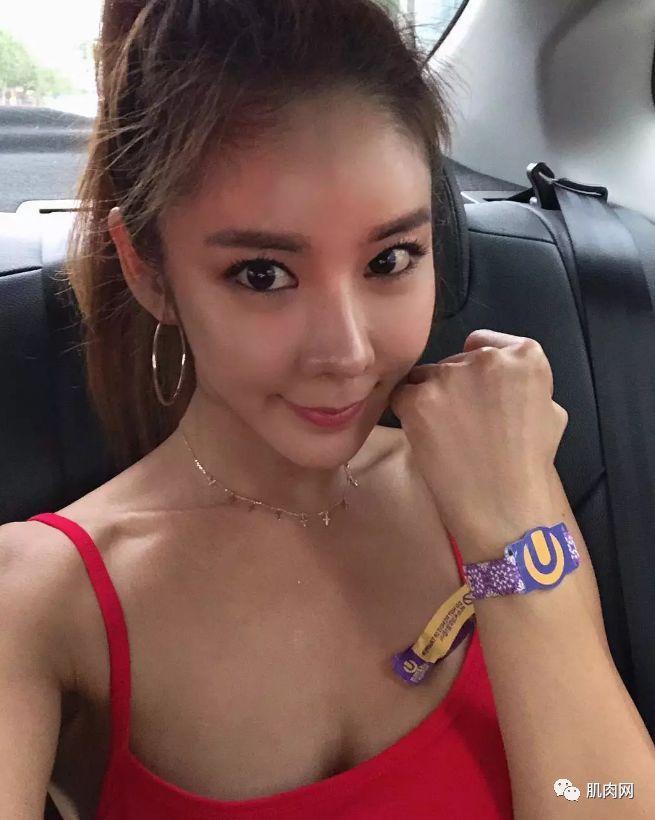 26歲肌肉小野獸,竟被42歲阿姨泡走了,看到她的真面目才發現應該的!