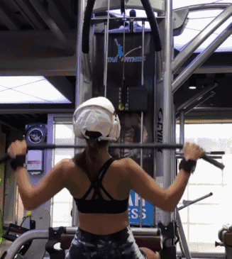 26歲肌肉小野獸,竟被42歲阿姨泡走了,看到她的真面目才發現應該的!