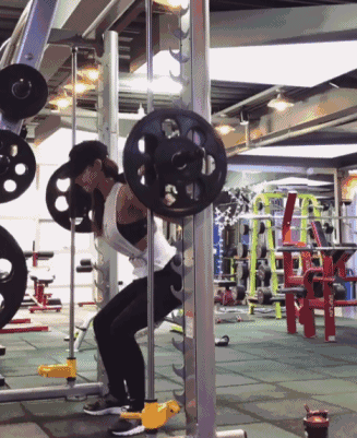 26歲肌肉小野獸,竟被42歲阿姨泡走了,看到她的真面目才發現應該的!