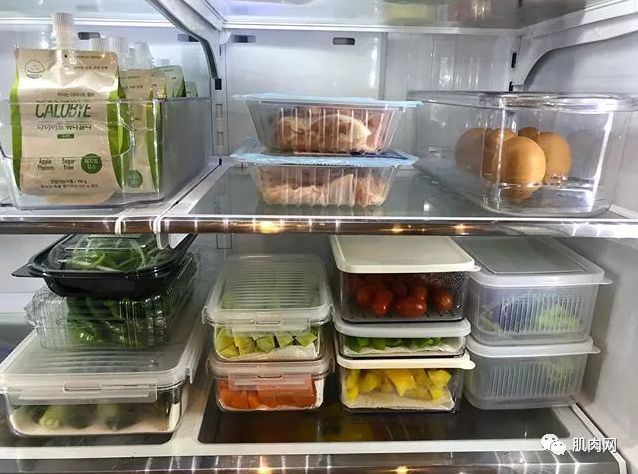 26歲肌肉小野獸,竟被42歲阿姨泡走了,看到她的真面目才發現應該的!