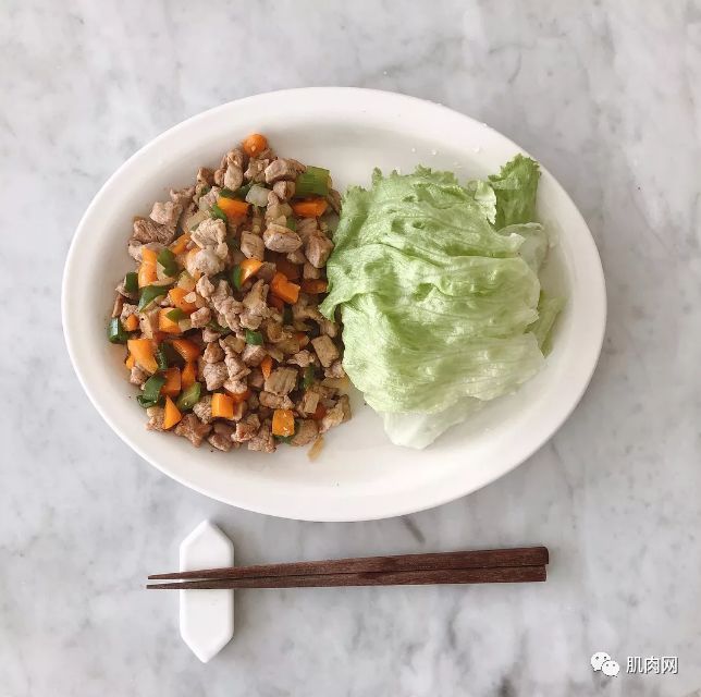 26歲肌肉小野獸,竟被42歲阿姨泡走了,看到她的真面目才發現應該的!