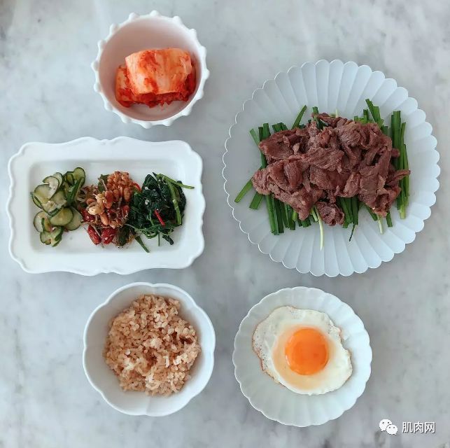 26歲肌肉小野獸,竟被42歲阿姨泡走了,看到她的真面目才發現應該的!