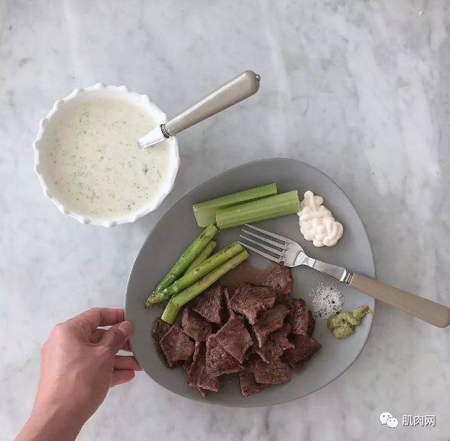 26歲肌肉小野獸,竟被42歲阿姨泡走了,看到她的真面目才發現應該的!