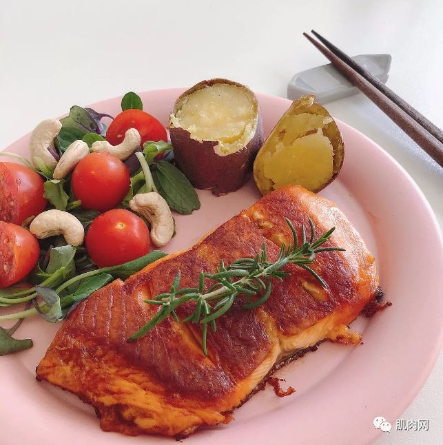 26歲肌肉小野獸,竟被42歲阿姨泡走了,看到她的真面目才發現應該的!