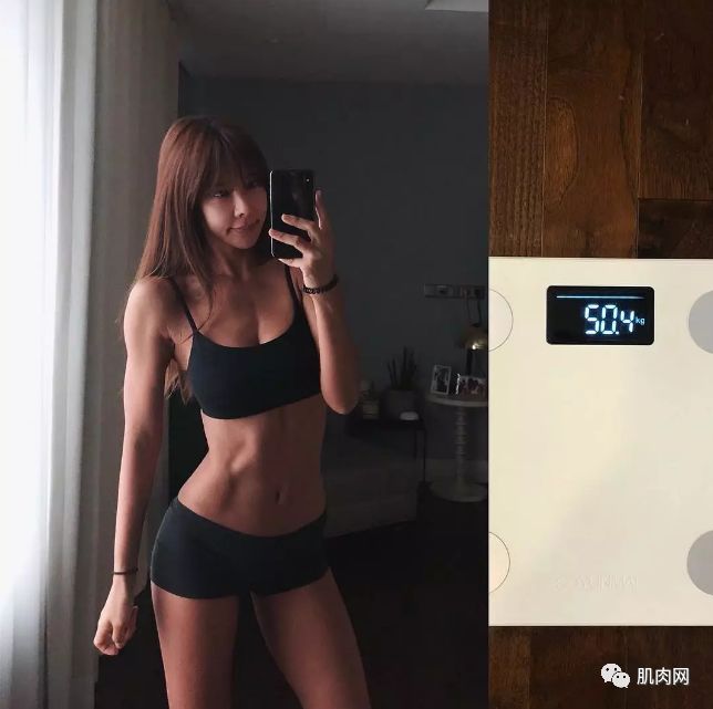 26歲肌肉小野獸,竟被42歲阿姨泡走了,看到她的真面目才發現應該的!