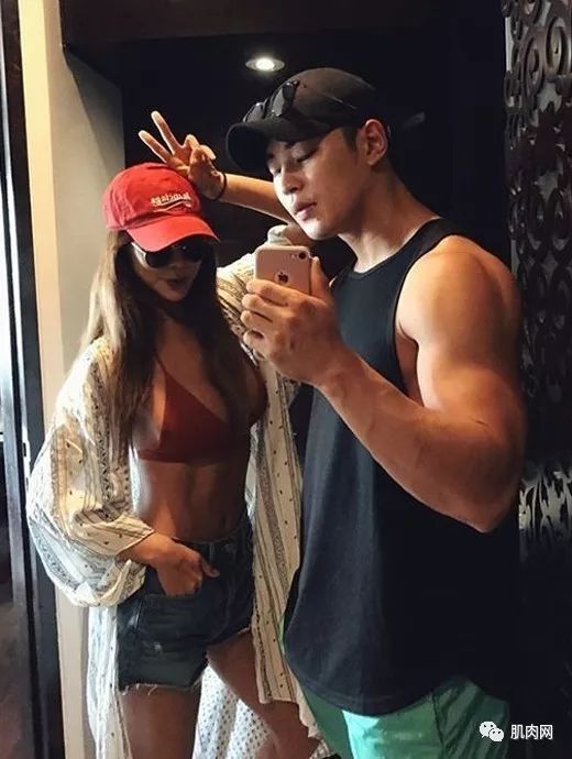 26歲肌肉小野獸,竟被42歲阿姨泡走了,看到她的真面目才發現應該的!