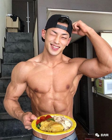 26歲肌肉小野獸,竟被42歲阿姨泡走了,看到她的真面目才發現應該的!