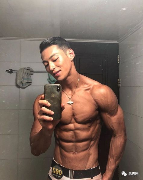 26歲肌肉小野獸,竟被42歲阿姨泡走了,看到她的真面目才發現應該的!