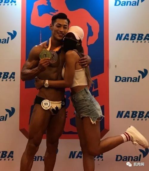 26歲肌肉小野獸,竟被42歲阿姨泡走了,看到她的真面目才發現應該的!