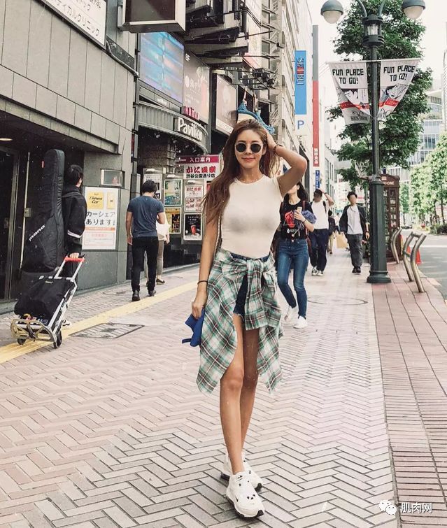 26歲肌肉小野獸,竟被42歲阿姨泡走了,看到她的真面目才發現應該的!