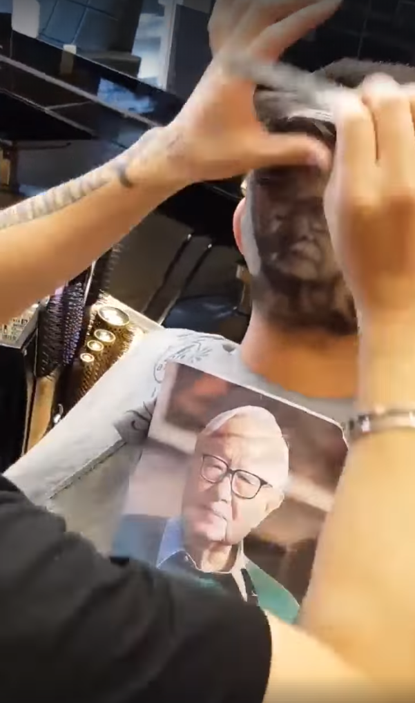 尾牙拚了!台積電員工「把張忠謀剃在後腦杓」 一轉到側面「最官腔驚喜」網笑:這年終不得了