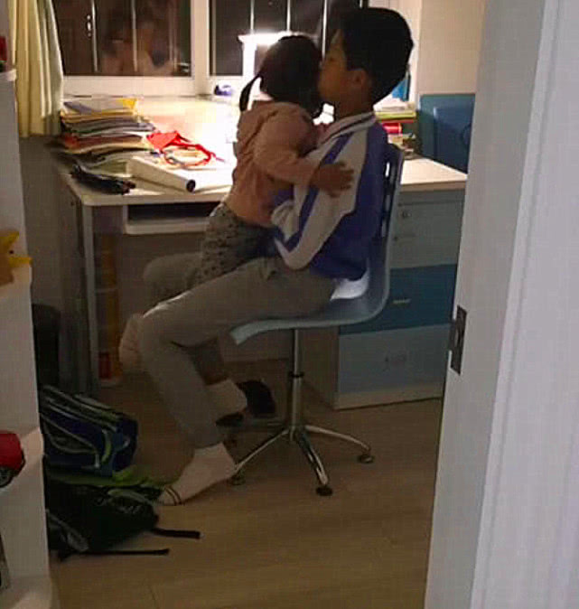 妹妹做錯事被媽媽批評,哭著跑到哥哥懷裡求安慰,接下來的發展...網友不淡定了!