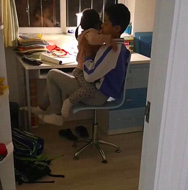 妹妹做錯事被媽媽批評,哭著跑到哥哥懷裡求安慰,接下來的發展...網友不淡定了!