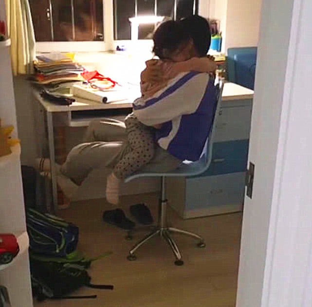 妹妹做錯事被媽媽批評,哭著跑到哥哥懷裡求安慰,接下來的發展...網友不淡定了!