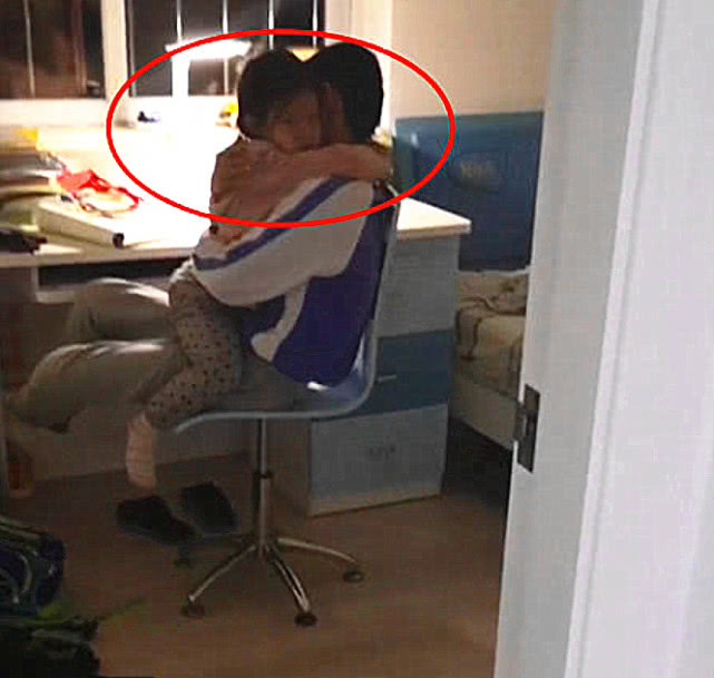 妹妹做錯事被媽媽批評,哭著跑到哥哥懷裡求安慰,接下來的發展...網友不淡定了!