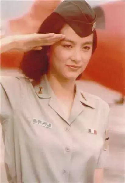 直擊林青霞40年前罕見舊照！「20歲完美神顏」至今無人能及　網友讚嘆：50年一見美人