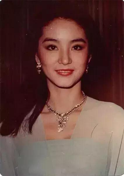 直擊林青霞40年前罕見舊照！「20歲完美神顏」至今無人能及　網友讚嘆：50年一見美人