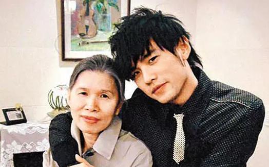 周杰倫最感謝的女人！「從小拿棍管教嚴格」母子相依為命　成名不忘初心「孝行被推崇」