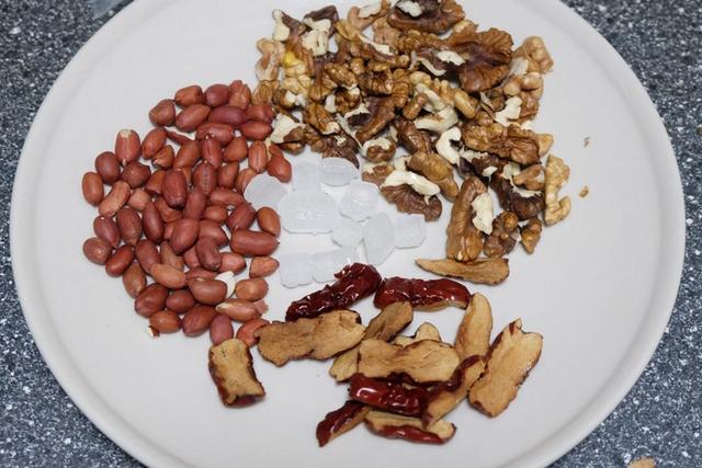 養顏看這裡！「5個紅棗7顆核桃」煮出女人芙蓉水  簡單自製氣色紅潤