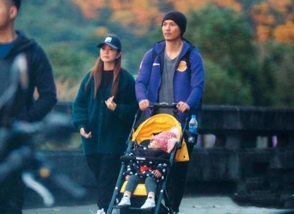 周渝民低調婚3年「一家三口」首度同框！帶妻女逛動物園「護妻舉動」超甜：希望女兒一輩子不曝光