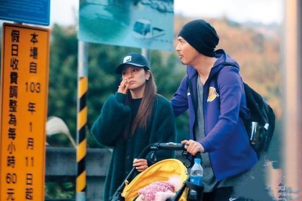 周渝民低調婚3年「一家三口」首度同框！帶妻女逛動物園「護妻舉動」超甜：希望女兒一輩子不曝光
