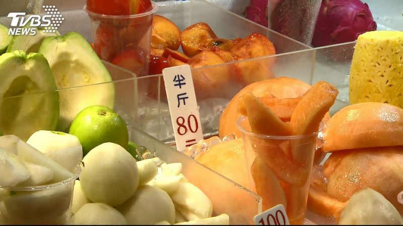 海削老外?士林夜市「1袋水果400」還不給問價 市政府「看不下去出手」被老闆囂張嗆聲